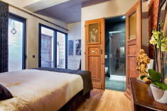 Guido Gezelle room with private patio at B&B Royal Swans