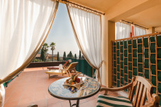 Suite Hibiscus at Villa Madrina