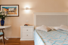 Junior Suite with lake view at Villa Madrina