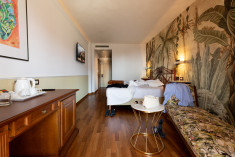 Junior Suite with lake view at Villa Madrina