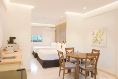 Golden Frog Suite at Albrook Inn