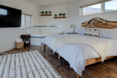 L’eau Rider – A Romantic Float Home Experience in Victoria’s Harbour at Salish Sea RV Haven +Marina