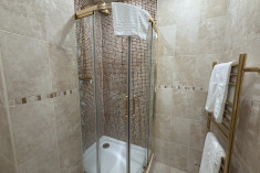AB16 ENSUITE FAMILY ROOM - CASTLE at Craig y Nos Castle
