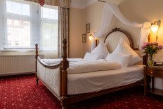 A double room in a romantic vintage style at Hotel Weisses Haus 
