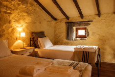 Casa dos Palheiros up to 4 guests (Ideal for families or couples with children) at Quinta do Rapozinho