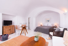 Valeriana Cliff House with Panoramic Terrace & Dining Space at Pezoules of Oia - Boutique Hotel