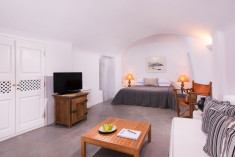 Louisa Cave Suite with Terrace Above the Infinity Pool at Pezoules of Oia - Boutique Hotel