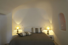 Louisa Cave Suite with Terrace Above the Infinity Pool at Pezoules of Oia - Boutique Hotel