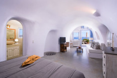 Ligaria Cave Suite with Historic Lino & Fireplace Charm at Pezoules of Oia - Boutique Hotel