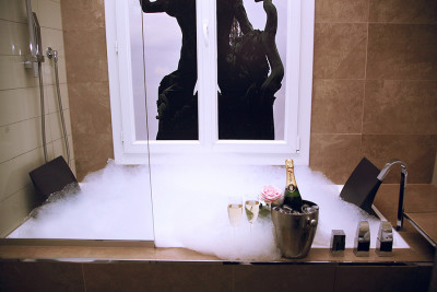 Romance in Paris – Rose petals, champagne & more … !