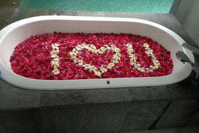 FLOWER PETAL ON BATHTUB