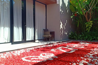 FLOWER PETAL ON POOL