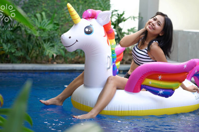 FLOATING UNICORN