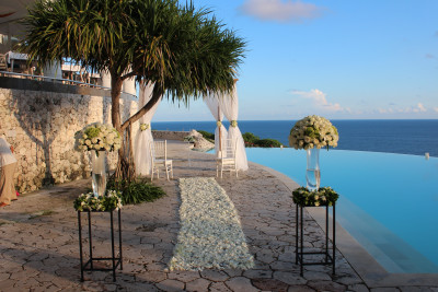 Cliff Wedding Poolside