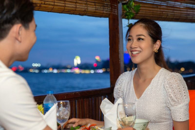 Dinner Boat Under The Stars