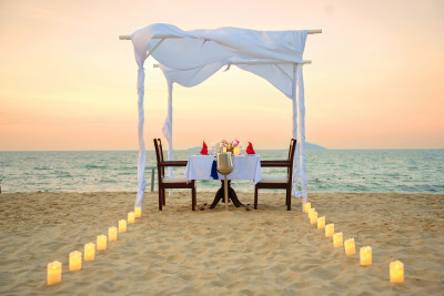 Romantic Dinner On The Beach 