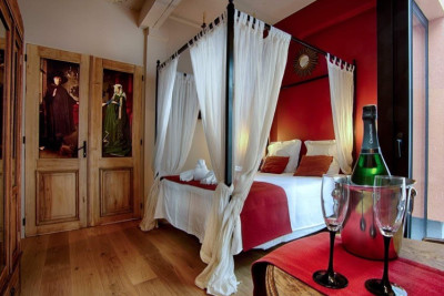 Bottle of sparkling fine Champagne on arrival or as surprise with your à-la-carte breakfast
