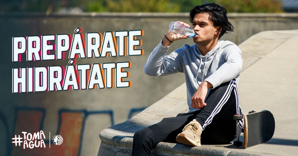 young man drinking water with text preparate hidratate. Hashtag toma agua.