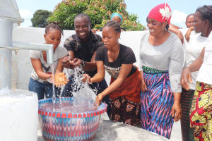 The Water Project: Masoila Community 5 -  Council Member Abubakarr Bangura With Community Members