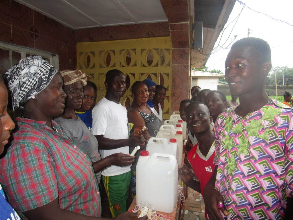 3 sierraleone5115 making hand-washing stations