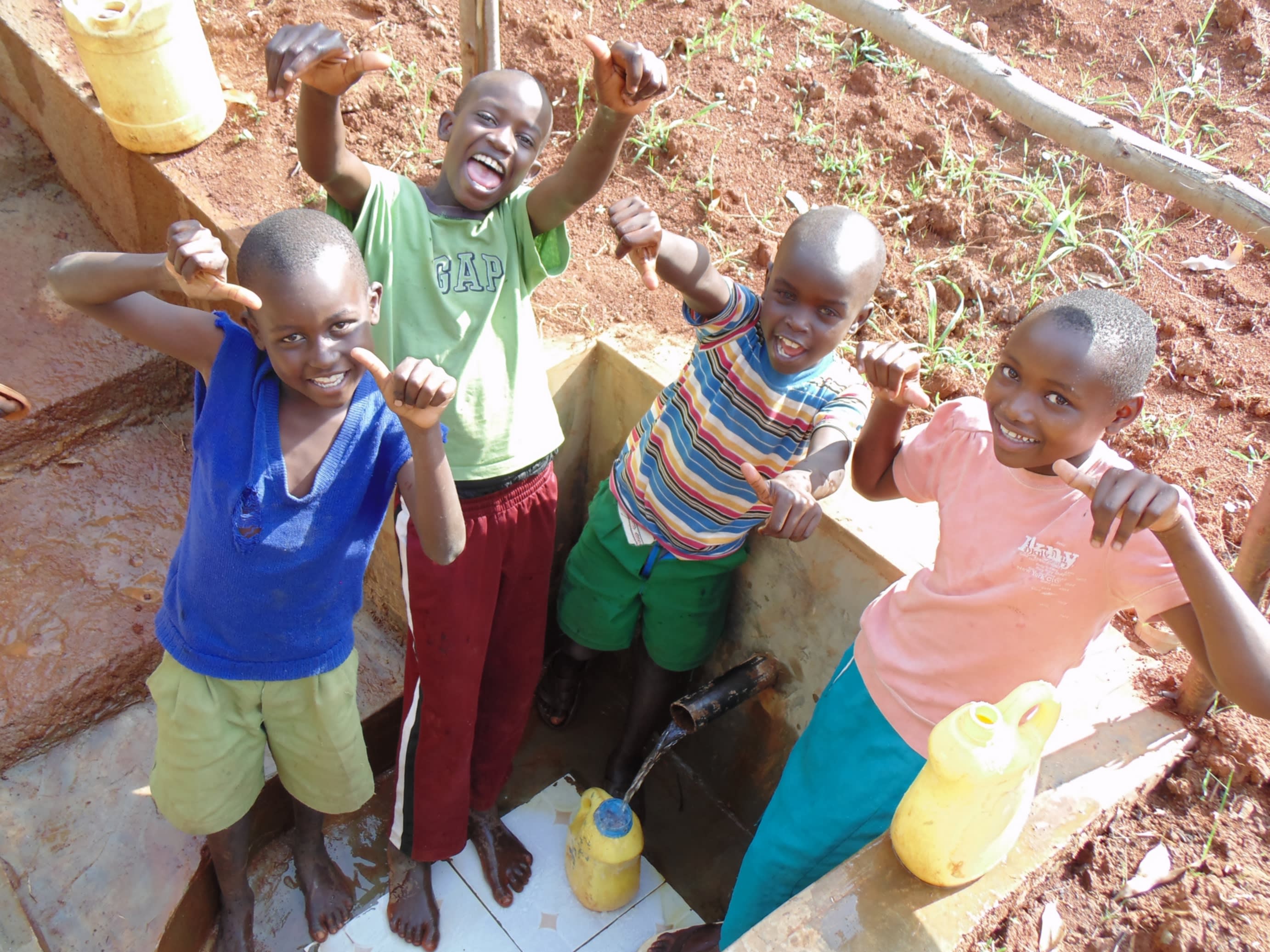 32 kenya4719 clean water