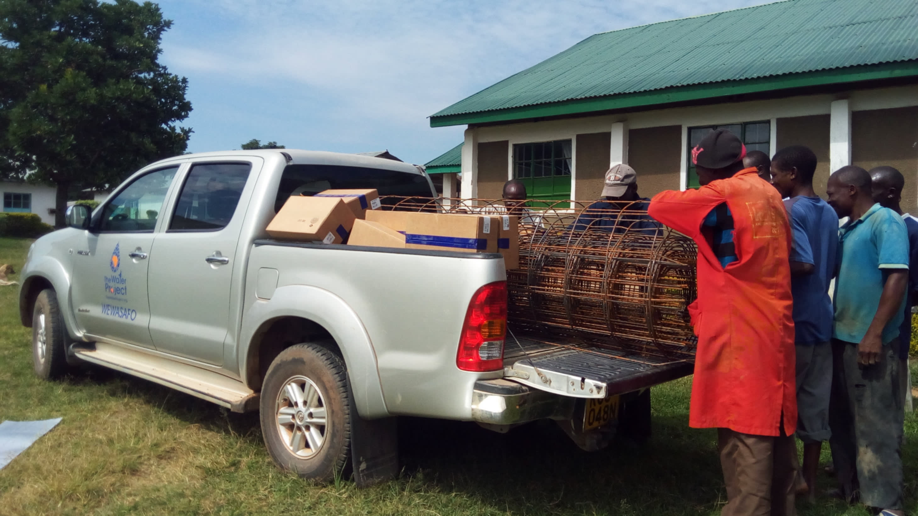 11 kenya4669 community members helping unload a truck