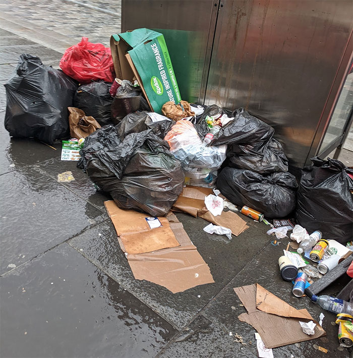 Bin men on strike, rubbish in Edinburgh a hazard