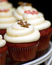 A plate of cupcakes