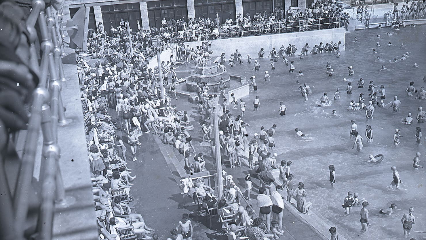 Tinside lido, 1950s. Image copyright Mirrorpix.