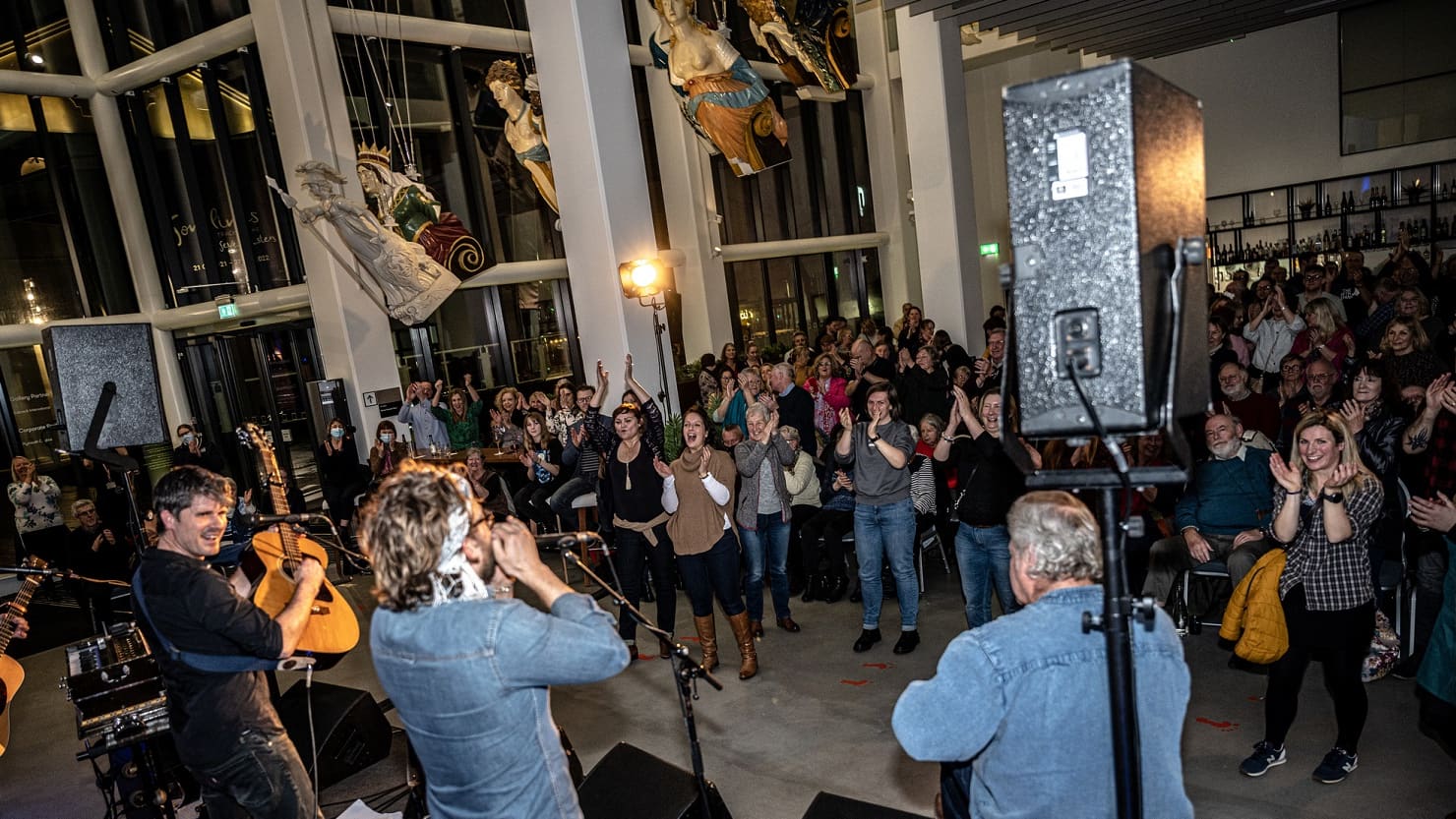 Seth Lakeman in concert and audience at The Box, February 2022. Image by Greenbeanz.