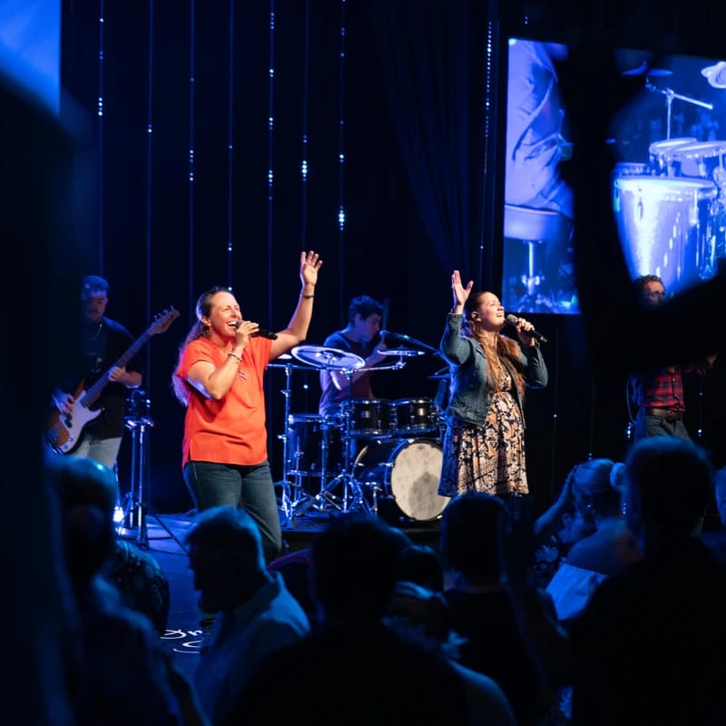 <span style="color:var(--base-color-bg)">MACKAY CITY</span>