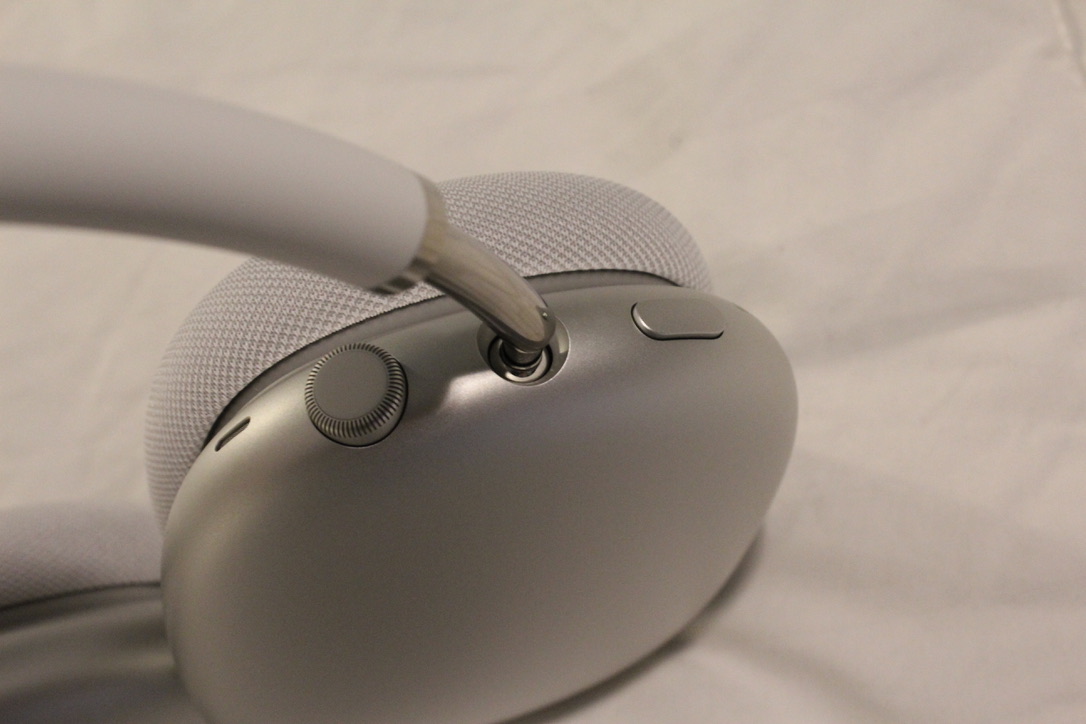 The headband adjuster and audio controls The headband adjuster and audio controls