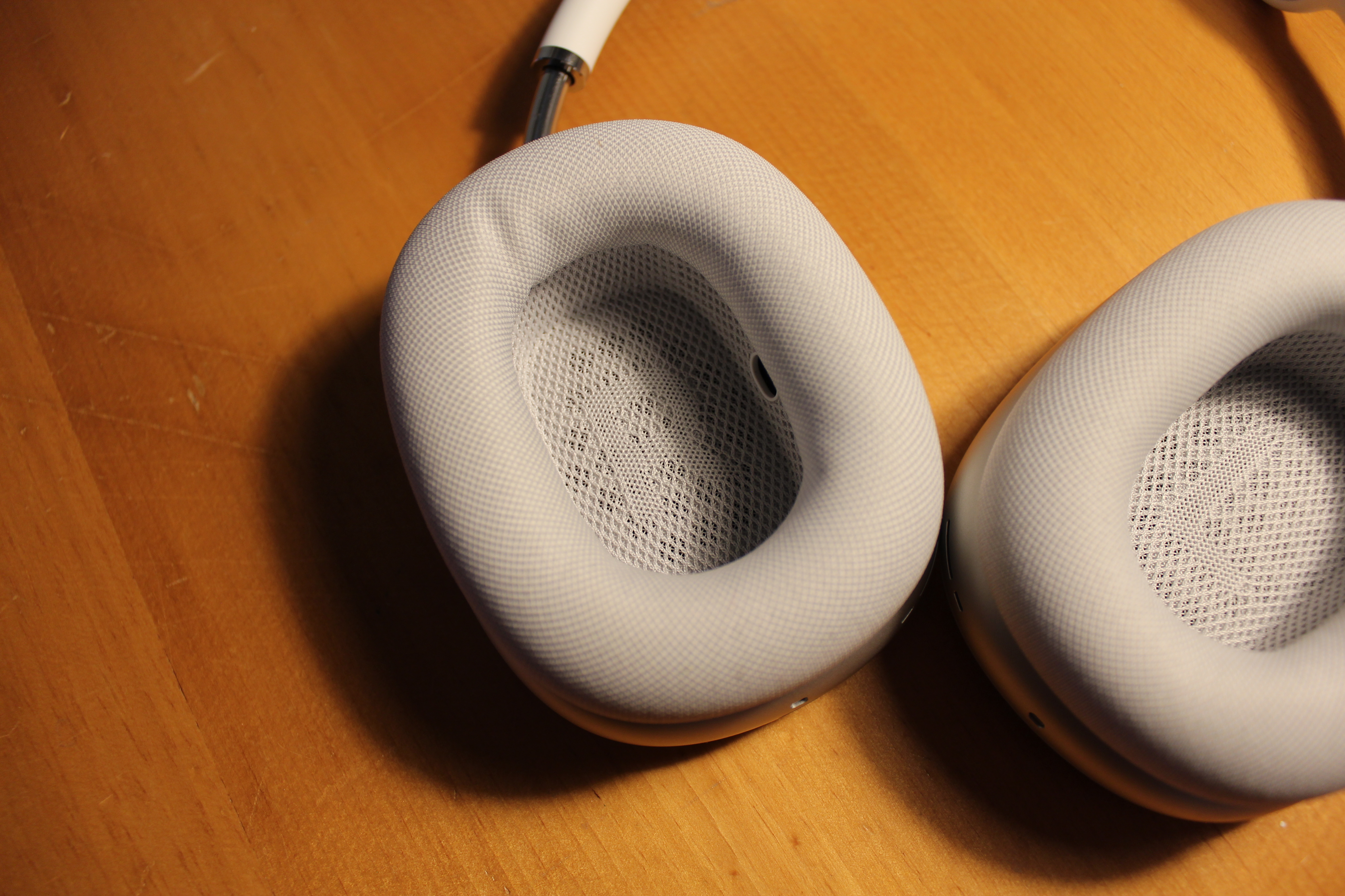 The mesh earcups are labeled R and L to help the user put the headphones on properly