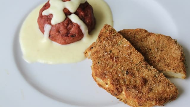 Canederli (Knödel) alla rapa rossa e pane raffermo con cotoletta di sedano rapa