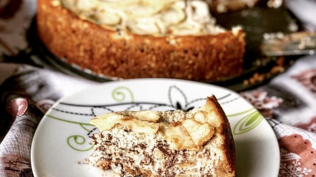 Cheesecake alle mele e scaglie di cioccolato fondente - pronta da servire