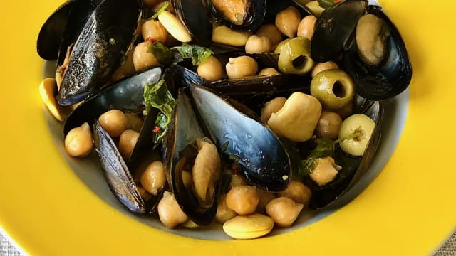 Cozze sfumate al vino bianco, lupini, ceci e salmoriglio mediterraneo