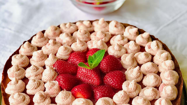 Crostata con crema pasticcera e doppia crema di fragole