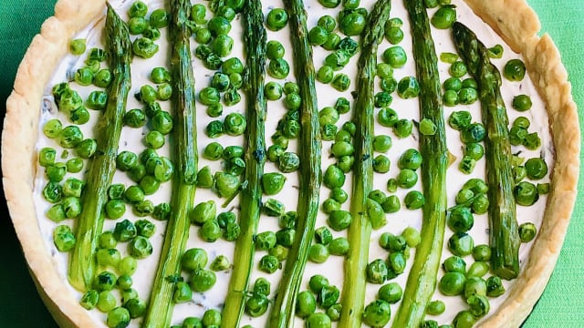 Crostata salata con crema di ricotta al limone e menta, asparagi e piselli