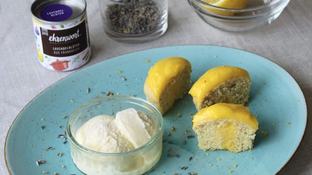 Gelato alla lavanda e miele e cupcake leggeri al profumo di limone con lemon curd