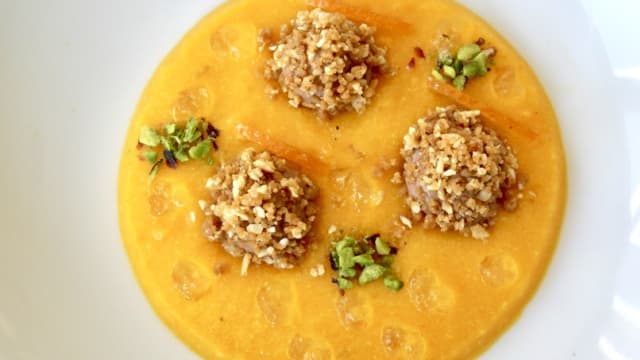 Delizia al mandarino, mousse al cioccolato e crumble croccante alle mandorle