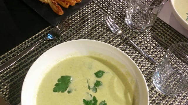 Vellutata di sedano rapa, ortica e limone