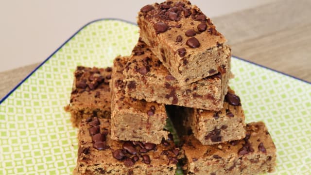 Fettine di banana bread vegano con farina di avena e cioccolato fondente