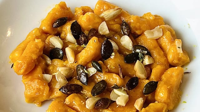 Gnocchi di zucca (senza patate) conditi con burro, mandorle e semi di zucca tostati