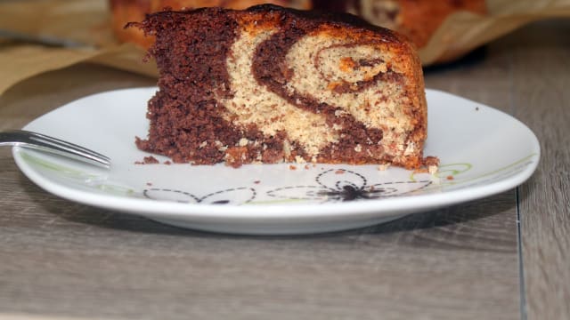 Torta zebrata bicolore alle mandorle e cacao