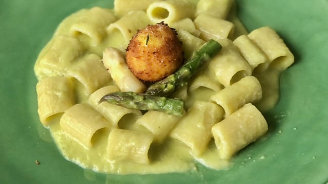 Mezzi paccheri rigati con crema di asparagi bianchi e verdi, pecorino e tuorlo d'uovo fritto