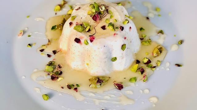 Mini bavaresi allo yogurt e vaniglia, granella di pistacchi e sciroppo aromatico al miele 