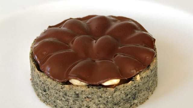 Mini-tarte al sesamo nero con composta di albicocche, mousse al cioccolato bianco, vaniglia e mandorla, cioccolato