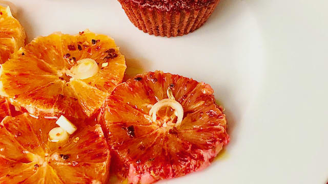 Muffin salati sofficissimi alla barbabietola rossa e insalata di arance