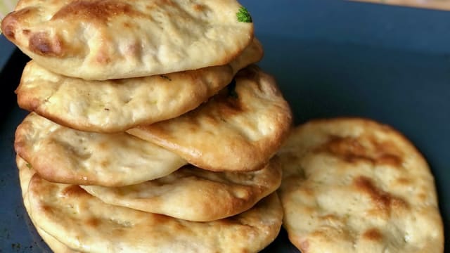 Pane naan all'olio al coriandolo