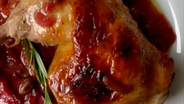 Cosce di pollo al forno con prugne, susine, miele al timo e limone